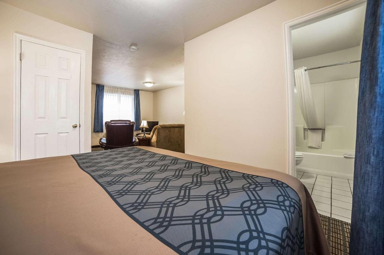 Econo Lodge Inn & Suites Logan Dış mekan fotoğraf