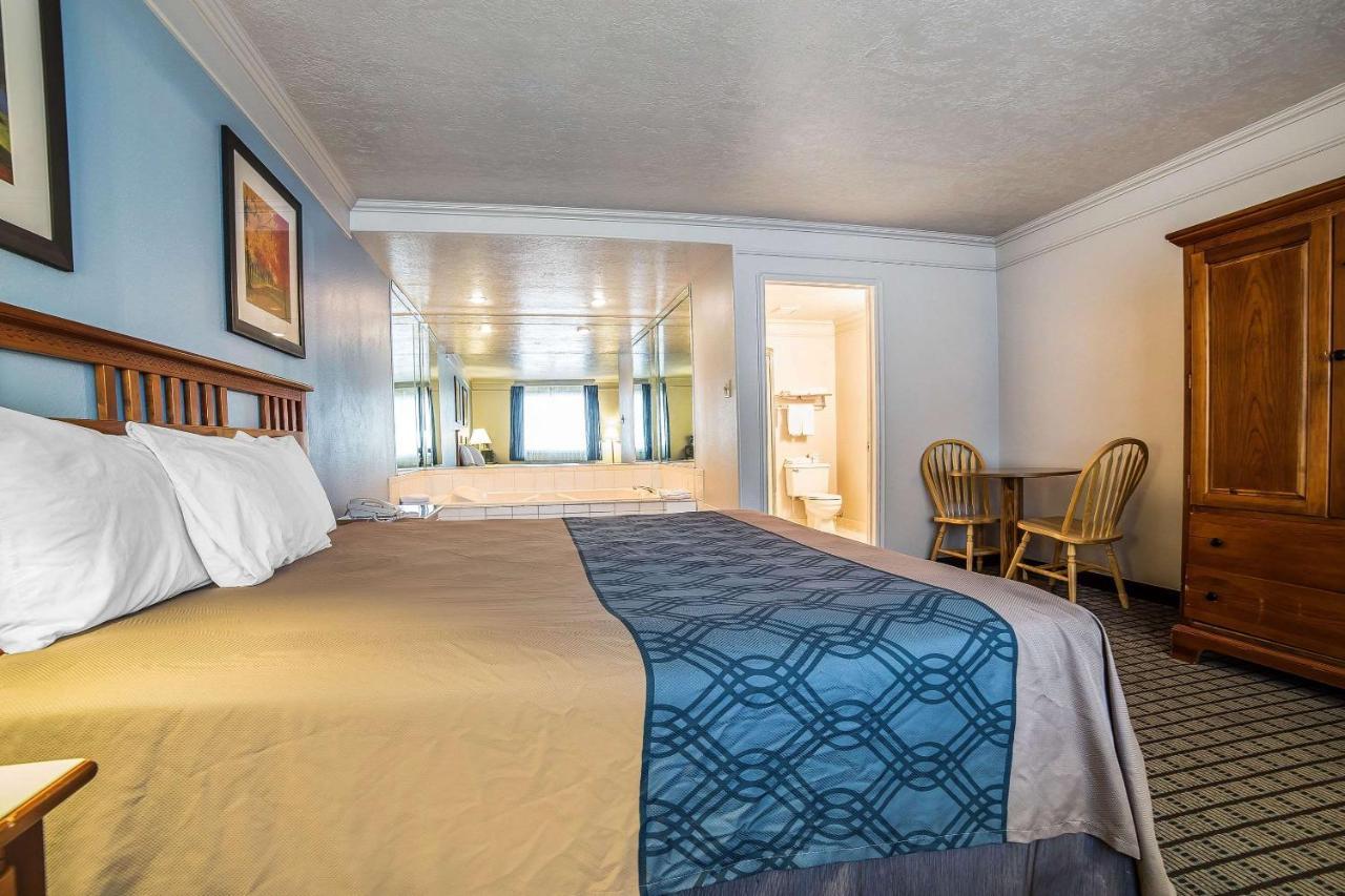 Econo Lodge Inn & Suites Logan Dış mekan fotoğraf