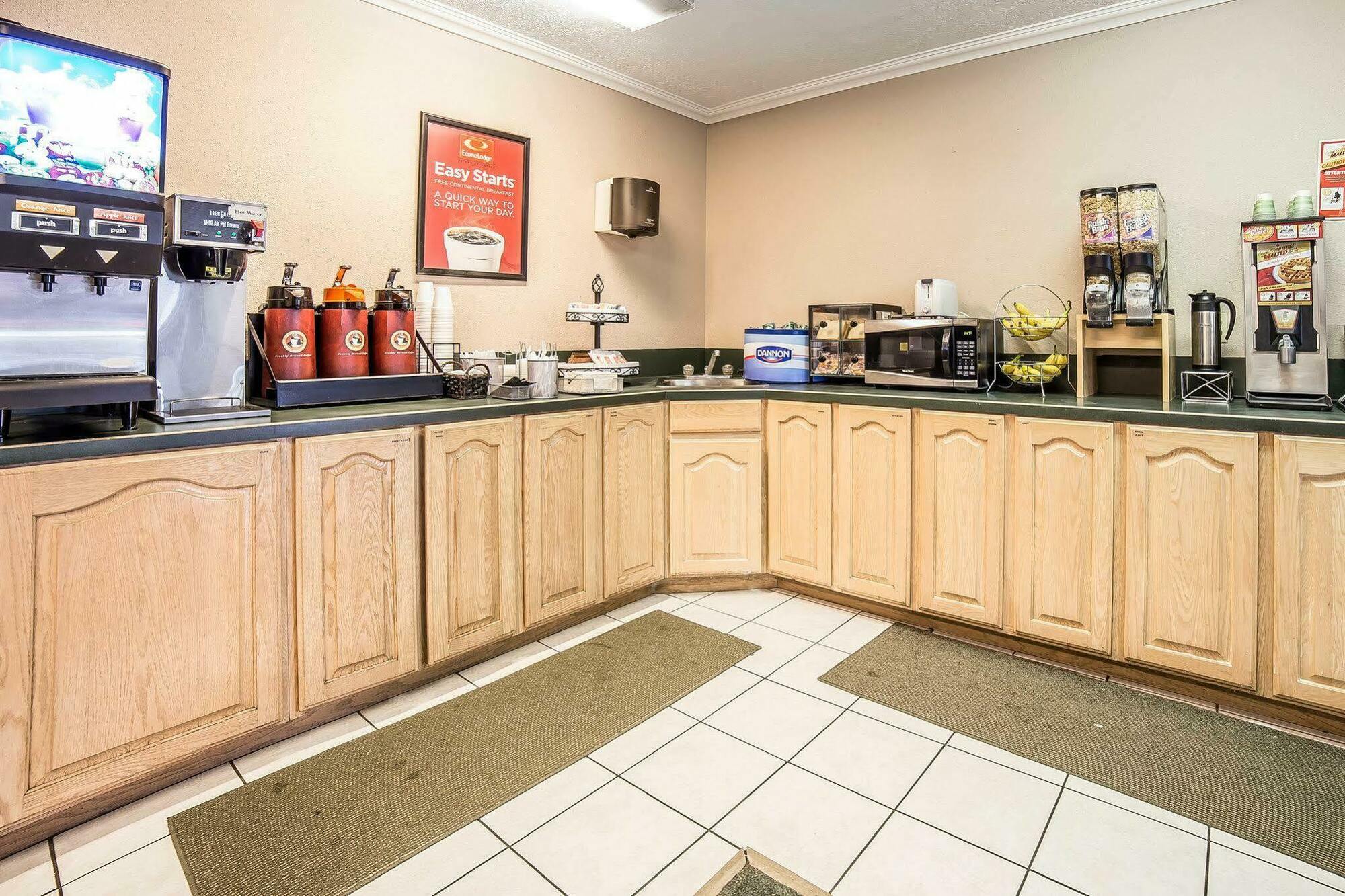 Econo Lodge Inn & Suites Logan Dış mekan fotoğraf