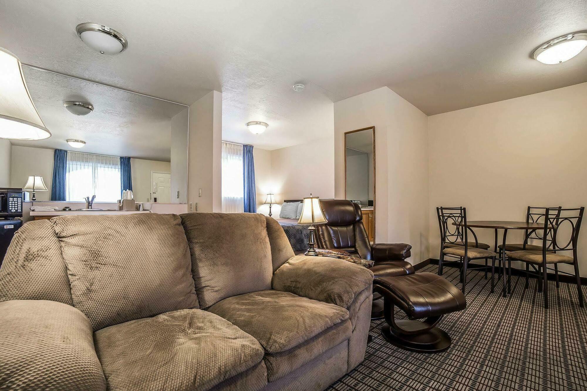 Econo Lodge Inn & Suites Logan Dış mekan fotoğraf