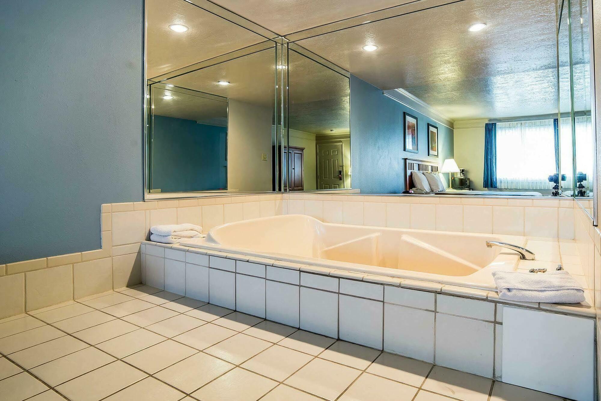 Econo Lodge Inn & Suites Logan Dış mekan fotoğraf